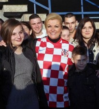 Caritasovi štićenici s Predsjednicom bodrili "Vatrene"